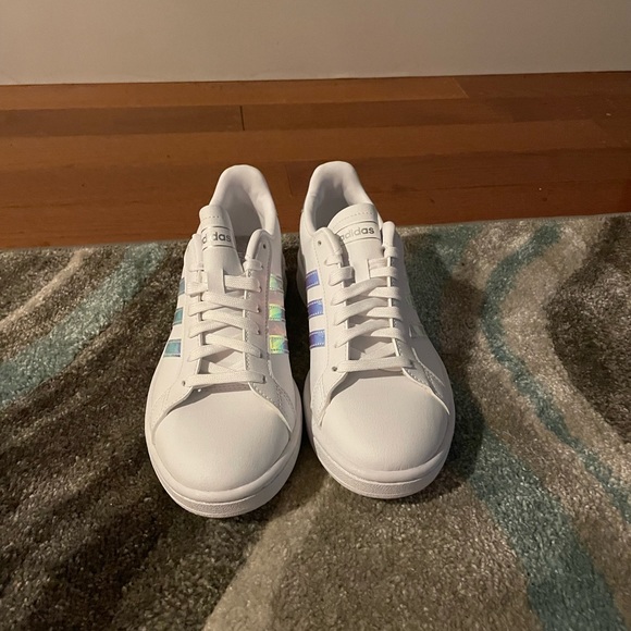 New white adidas size 7 sneaker with with light blue on stripes - Picture 5 of 5